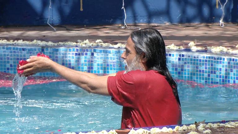 Highlights Day 14: Baba in the pool with Mona